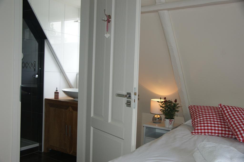 De Thuiskamer In Grou Als B&B Of Vakantiehuis Bagian luar foto